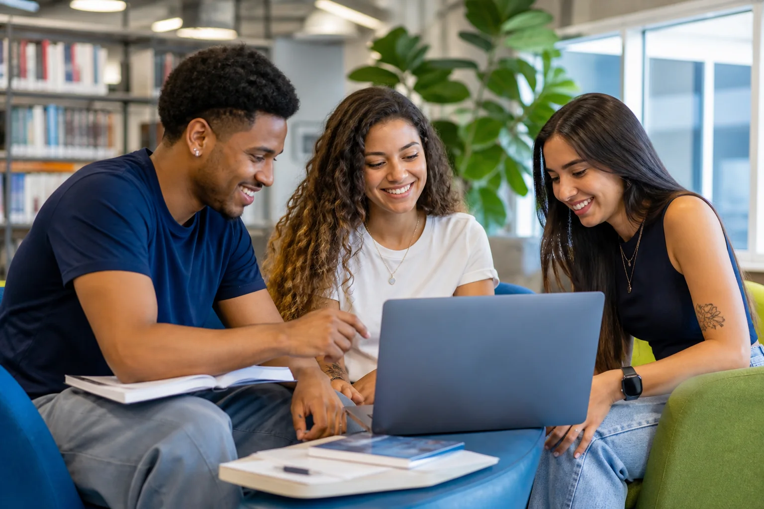 Grupo de estudantes sorrindo e estudando junto em um notebook